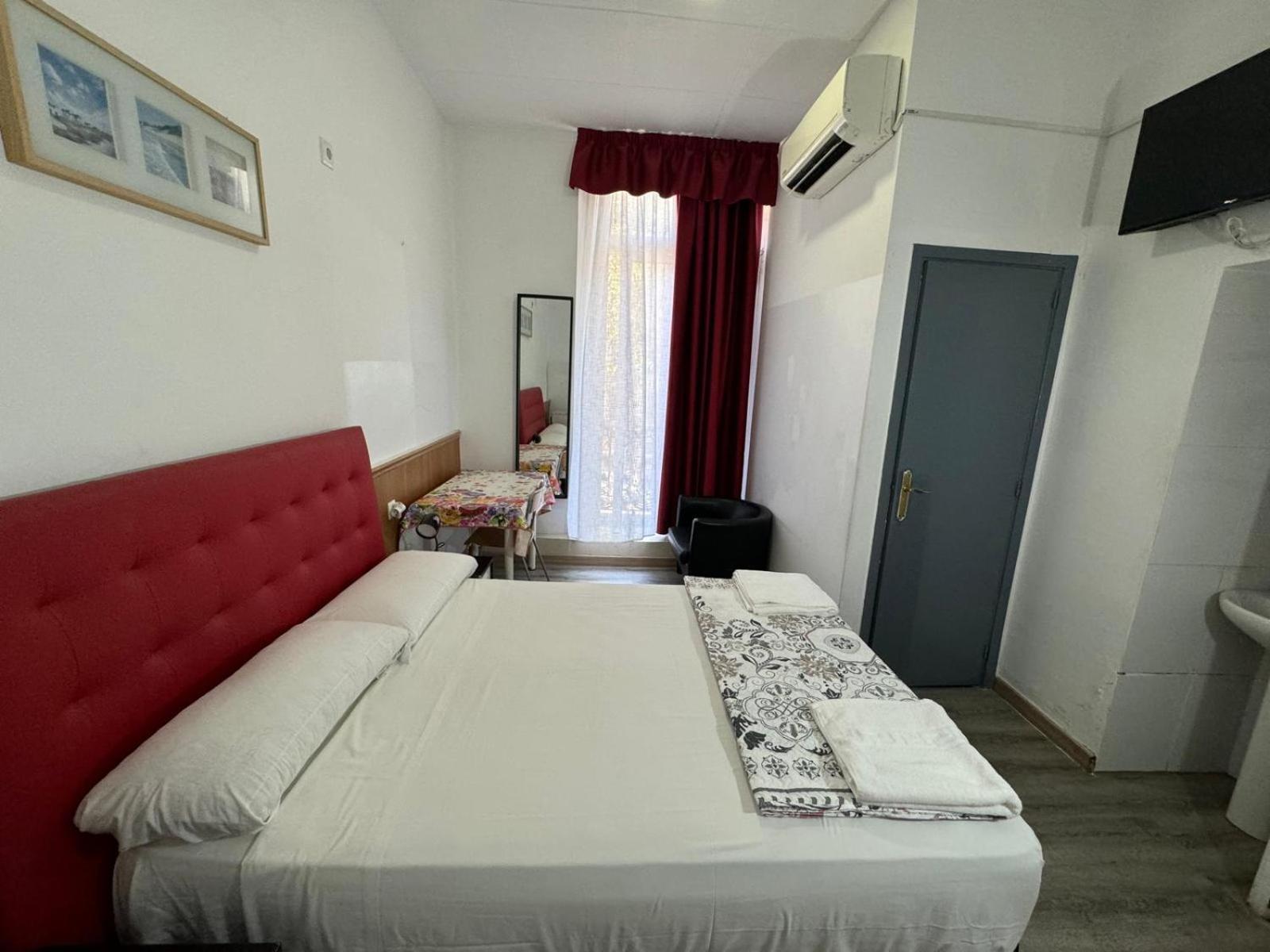 Hostal Mont Thabor Barcelona Exterior foto