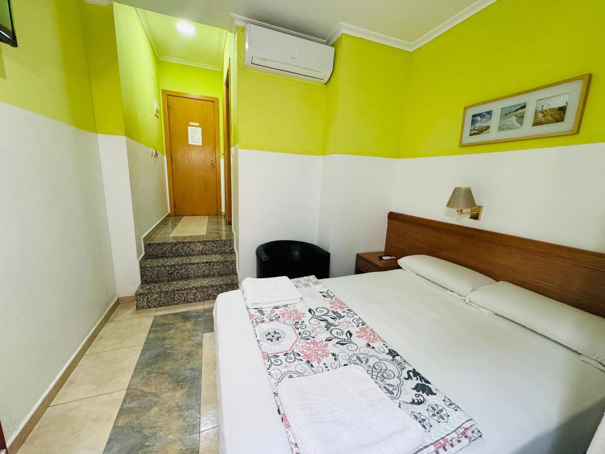 Hostal Mont Thabor Barcelona Exterior foto