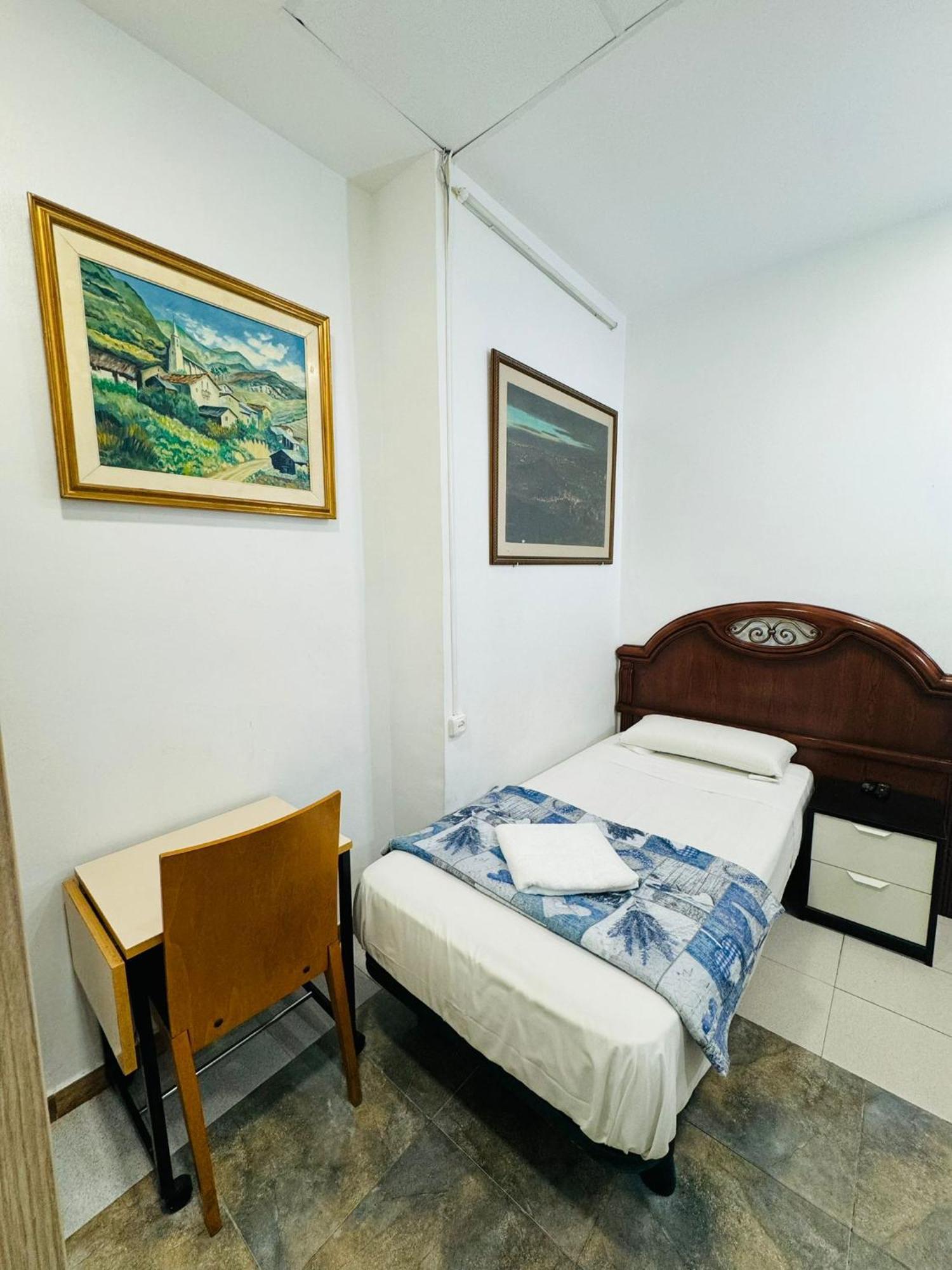 Hostal Mont Thabor Barcelona Exterior foto
