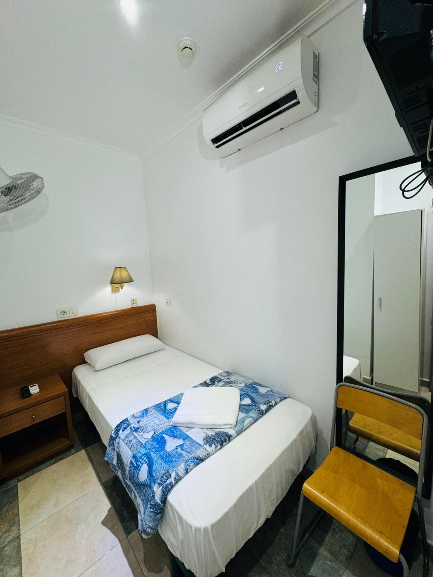 Hostal Mont Thabor Barcelona Exterior foto
