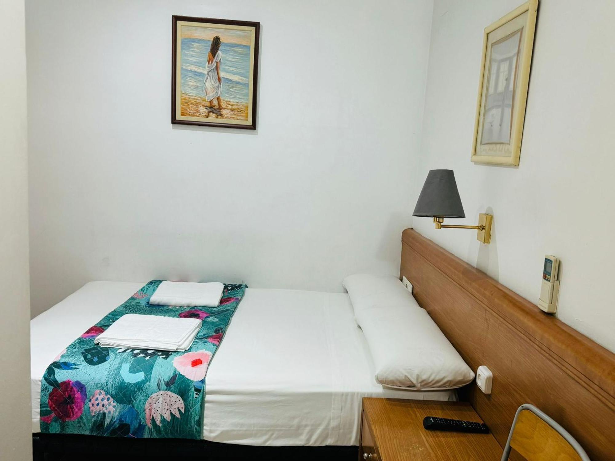 Hostal Mont Thabor Barcelona Exterior foto