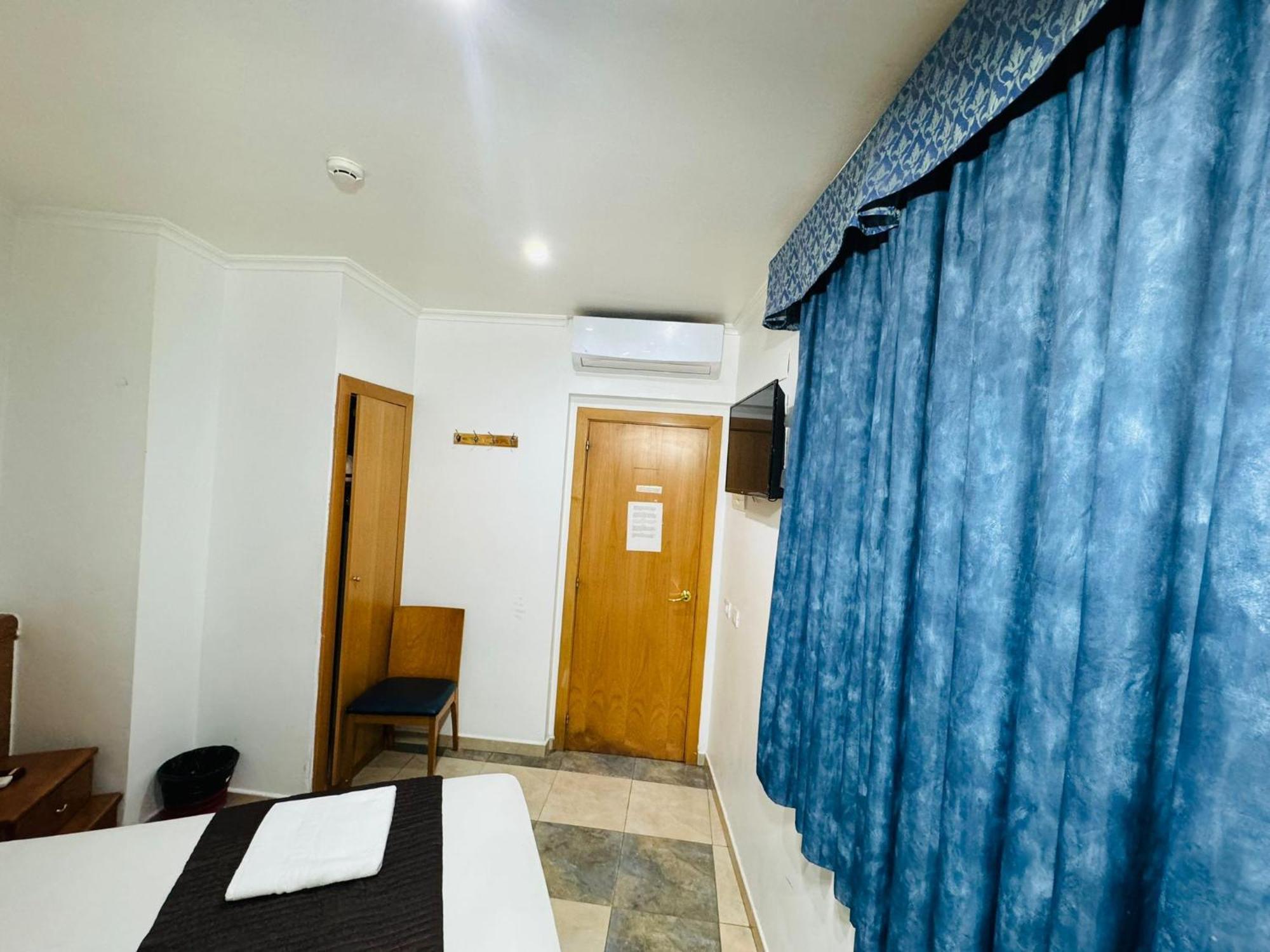 Hostal Mont Thabor Barcelona Exterior foto